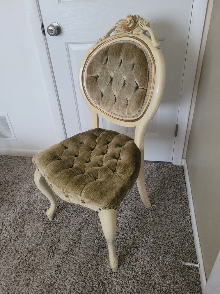 Chic Velvet Chair