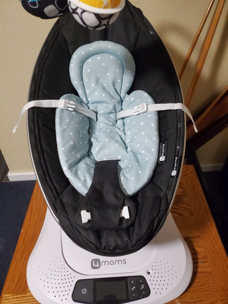 Mamaroo 4 moms swing w/newborn insert