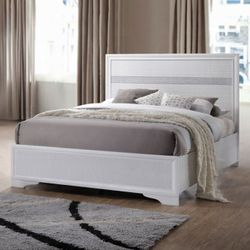 Cama tamaño matrimonial en color blanco