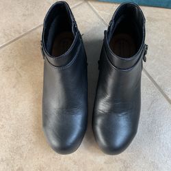 ROCKPORT WOMEN STEEL-TOE BOOTs $60.00