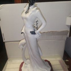  Black And White Statue 