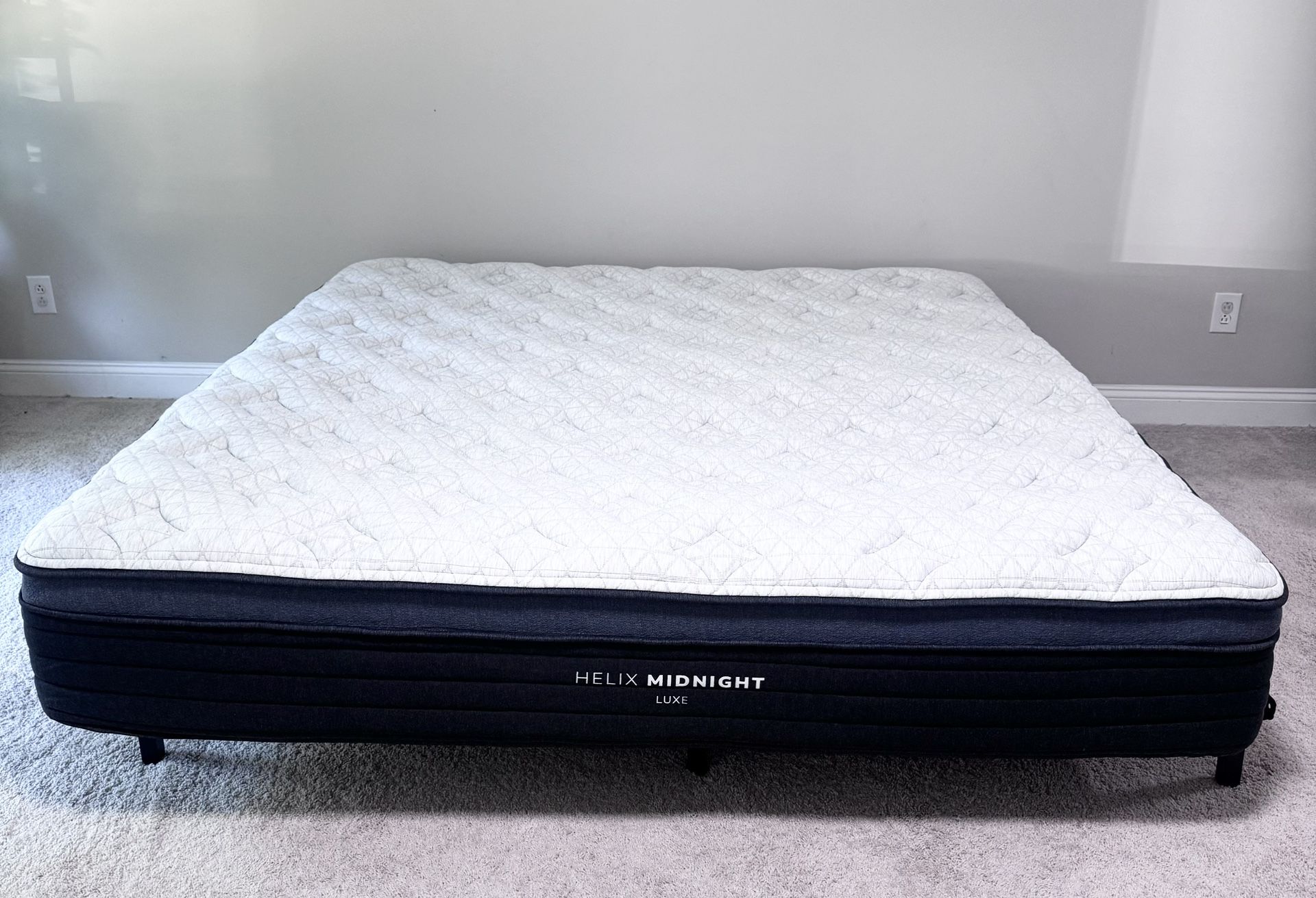 Helix Midnight Luxe King Mattress – Excellent Condition + Free Delivery