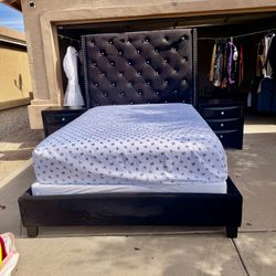 Queen Bed Set Good Condition 