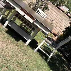 Comedor, cuatro sillas, bajo la mesa tiene para poner botellas de vino en sus cuatro laterales, tiene cajón acolchado para organizar servilletas