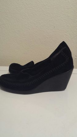 Aerostotle soft suede wedges sz 6
