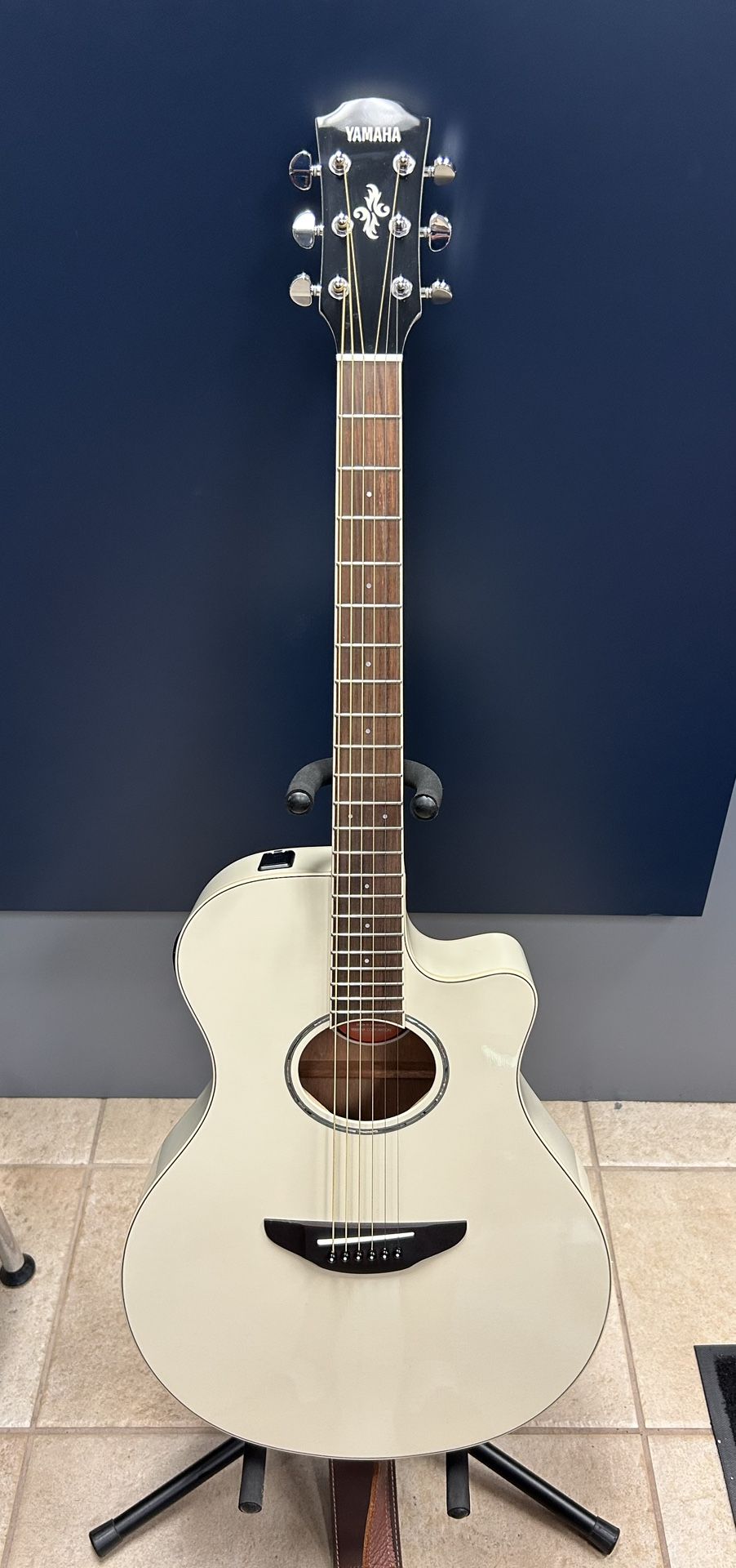 Yamaha Apx600 White Acoustic/Electric Guitar