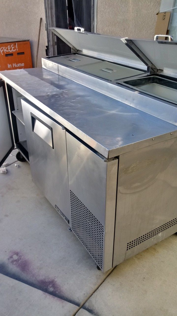 Pizza prep table 3 door refrigerated base