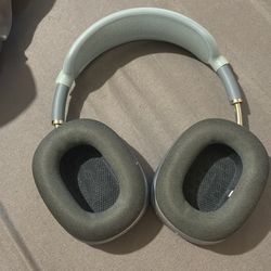 Air pod max head phones used no box .