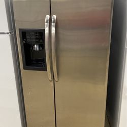 GE Refrigerator Side By Side Stainless Steel.  Hablo Español 