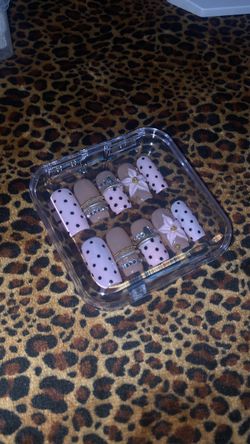 Press on nails