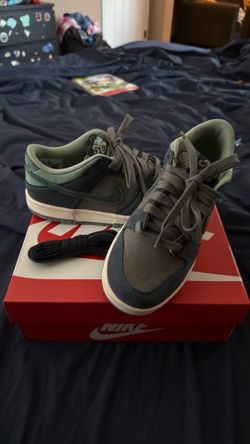 Nike dunk low LV81BG size 5 in youth