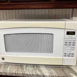 GE 1.8 Cu. Ft. White Microwave VERY CLEAN! 