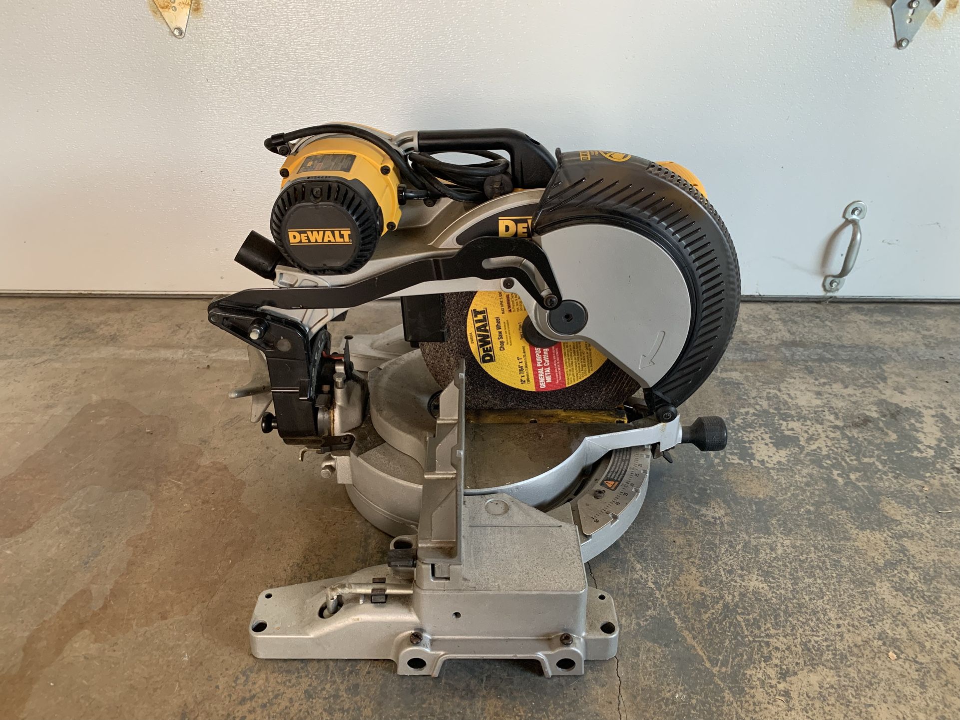DeWalt Corded Compound-Miter Saw (DW706)