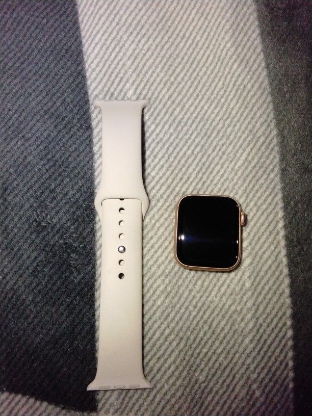 Apple Watch (Check Description)