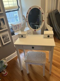 Girl’s vanity