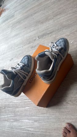 Authentic Louis Vuitton trainers w/box sz 9