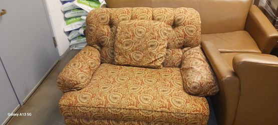Nice big chair clean pet free no stains