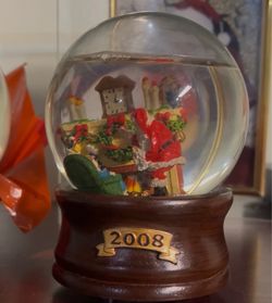 Musical Christmas globe