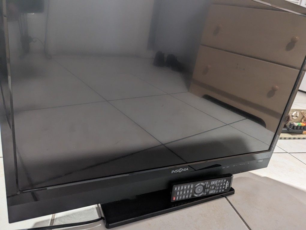 Insignia Color LCD TV 32"