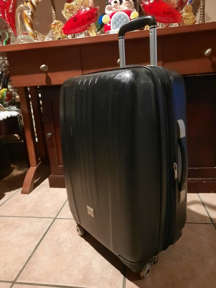 Ricardo Hardshell CarryOn With 8 Spinner Wheels