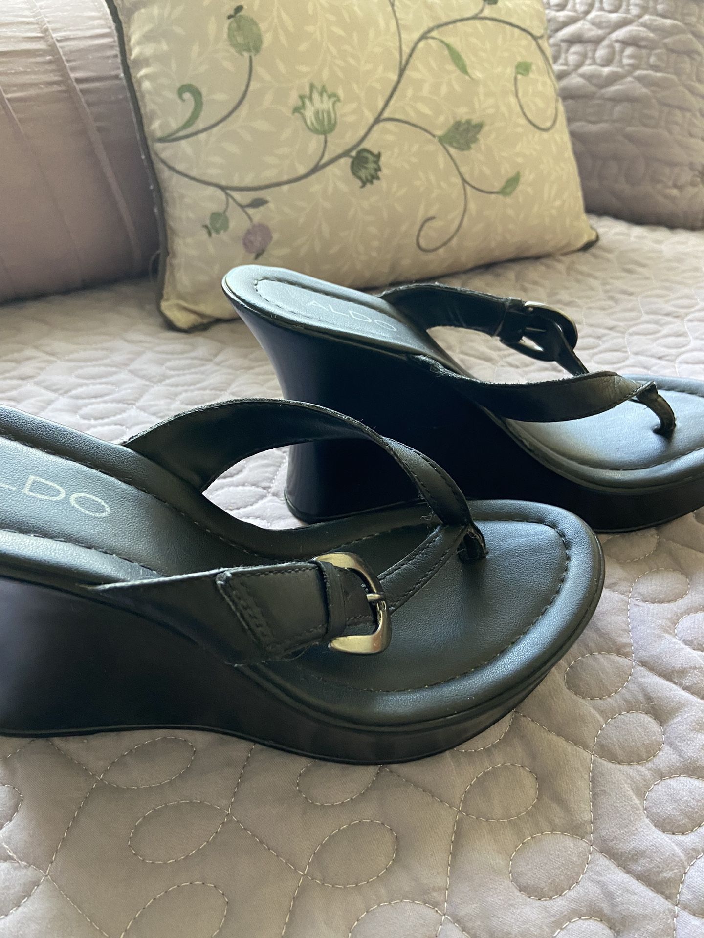 Aldo women’s black Wedge sandals size 8