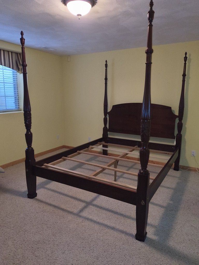 Gorgeous Queen π 4 post canopy bed frame for sale ποΈ