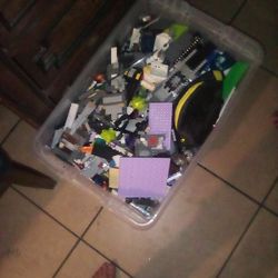 LEGOS WHOLE BIN OF LEGOS 