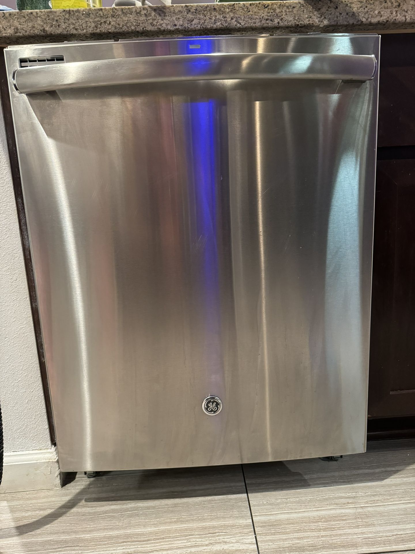 GE Dishwasher W/ Hidden Controls 