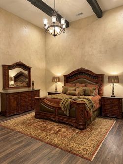 Beautiful Queen Bed Set