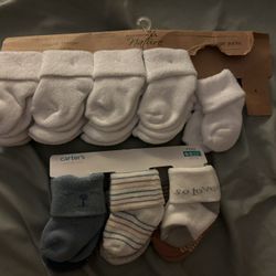 New Baby Socks / Booties 0-3 Months Carter’s And Touched By Nature The Package