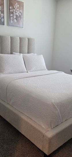 QUEEN SIZE BED (LIKE NEW, 1 MONTH OLD)