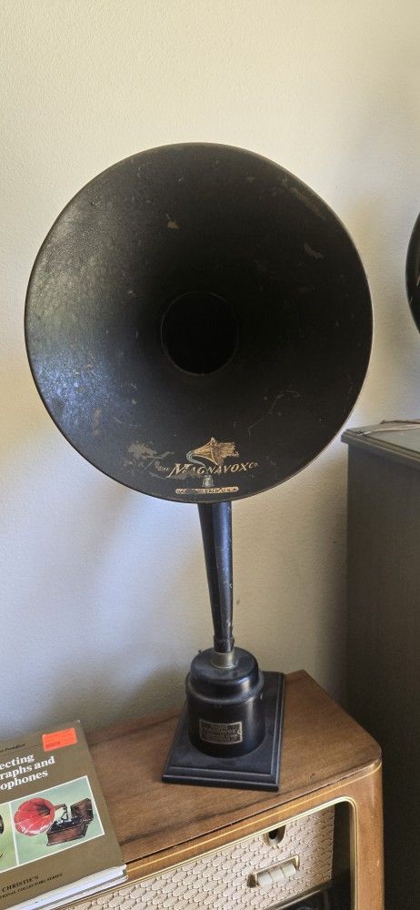 Radio Magnavox Horn R2 Model B