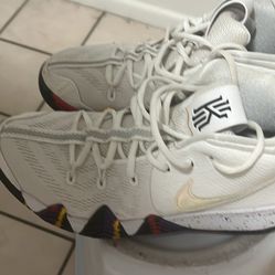 Nike Kyrie 4 NCAA Tournament  Size 8