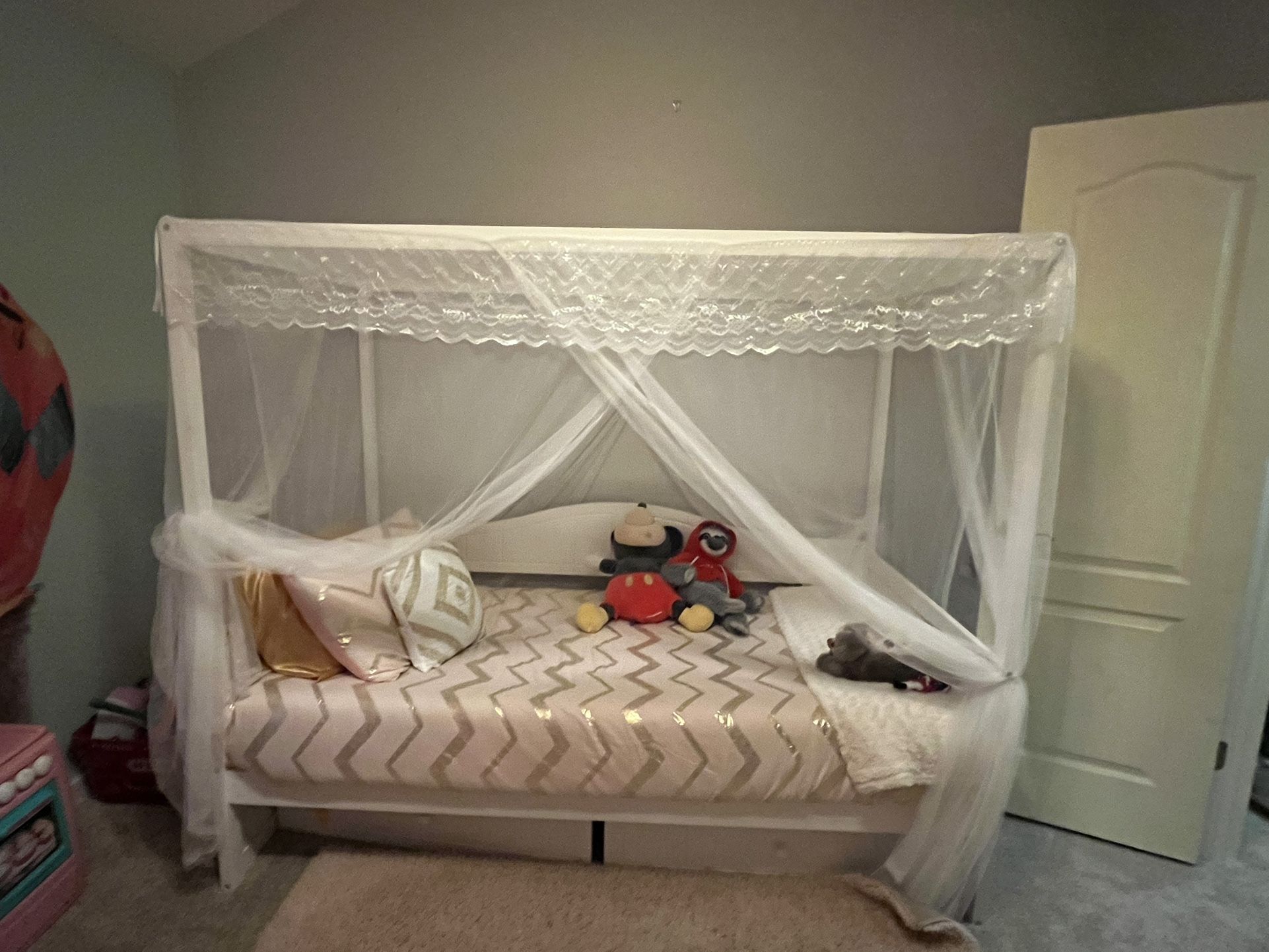 Child’s Canopy Twin Bed With Canopy, Bedding And Mattress