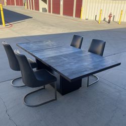 MODUS TABLE AND CHAIRS