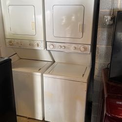 Stackable, washer and dryer electric 220 in excellent condition