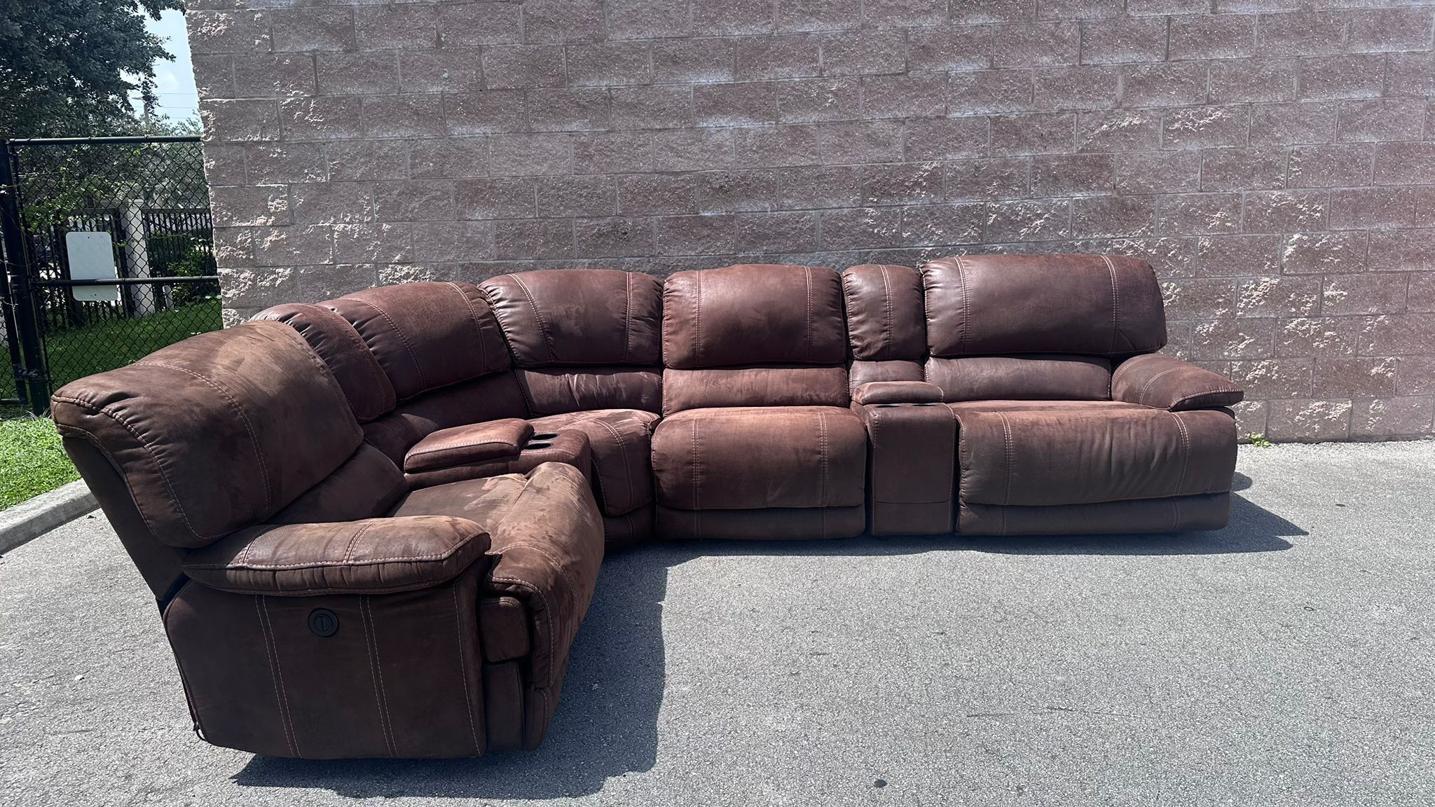 MODULAR SECTIONAL SOFA W 2 POWER RECLINERS, 2 CUP HOLDERS W STORAGE by ROOMS TO GO - delivery is negotiable
