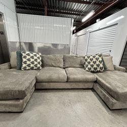 Nearly New Couch - NEED GONE BY WEDNESDAY 