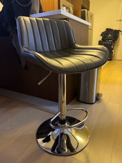 2 x barstools