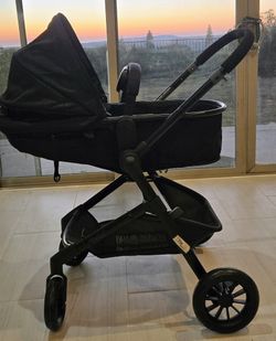 (New) Evenflo PIVOT module travel system..