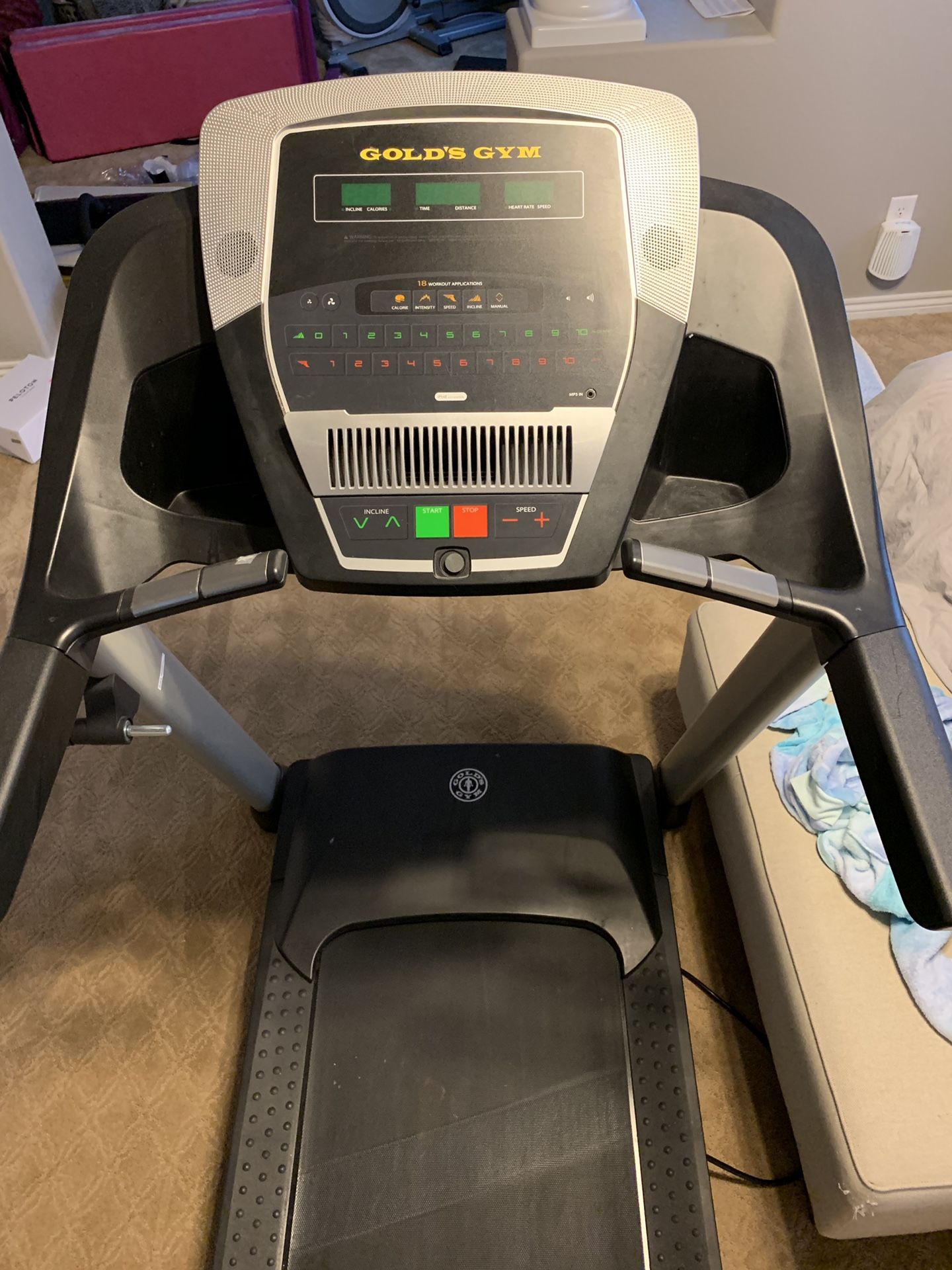 Treadmill Golds Gym 720