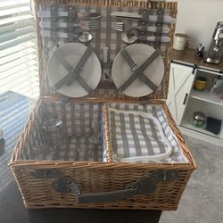 Wicker Picnic 🧺 Basket 