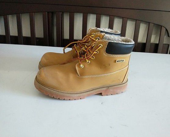 Weatherproof work boots size 5 youth