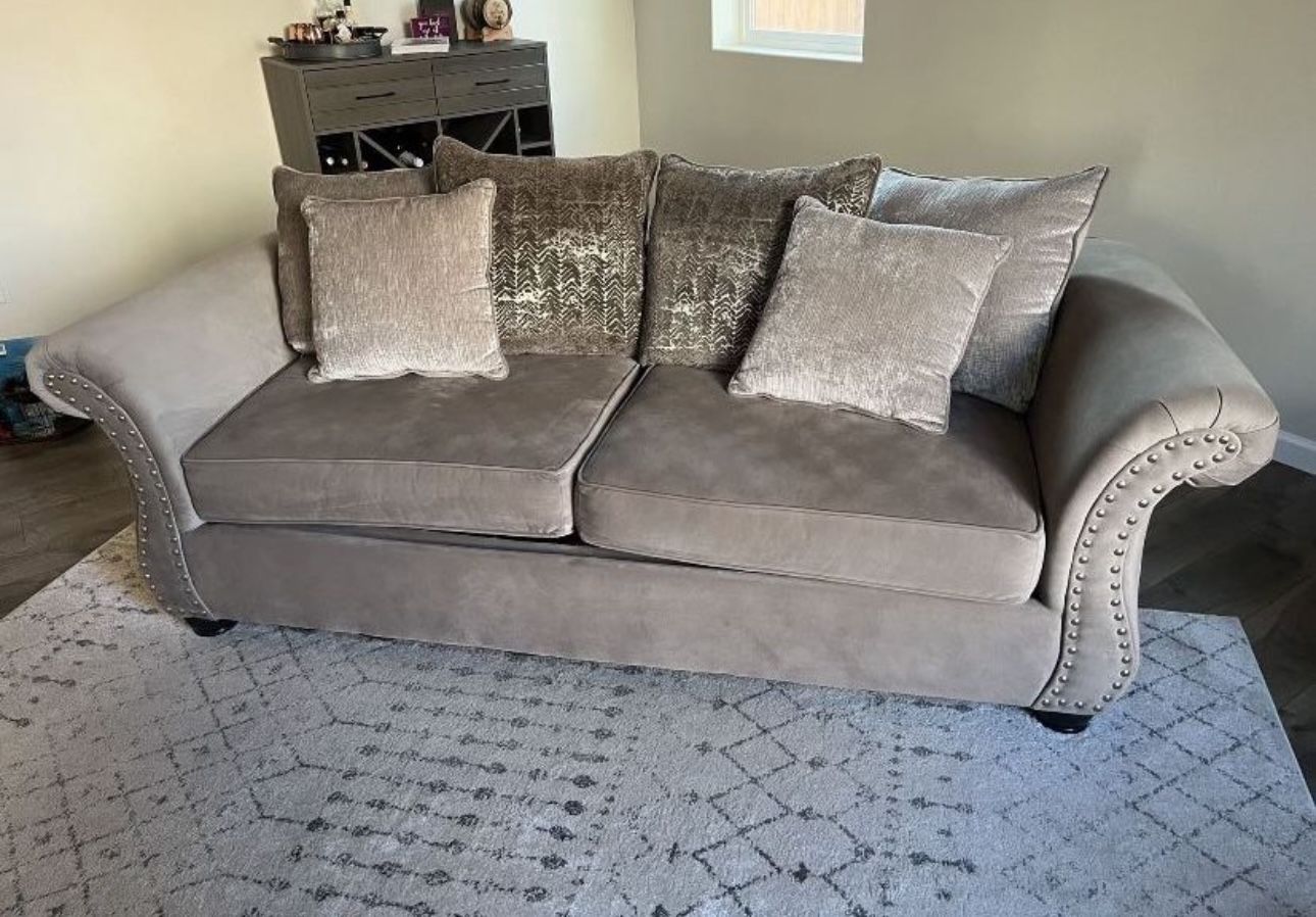 Leveseat couch set