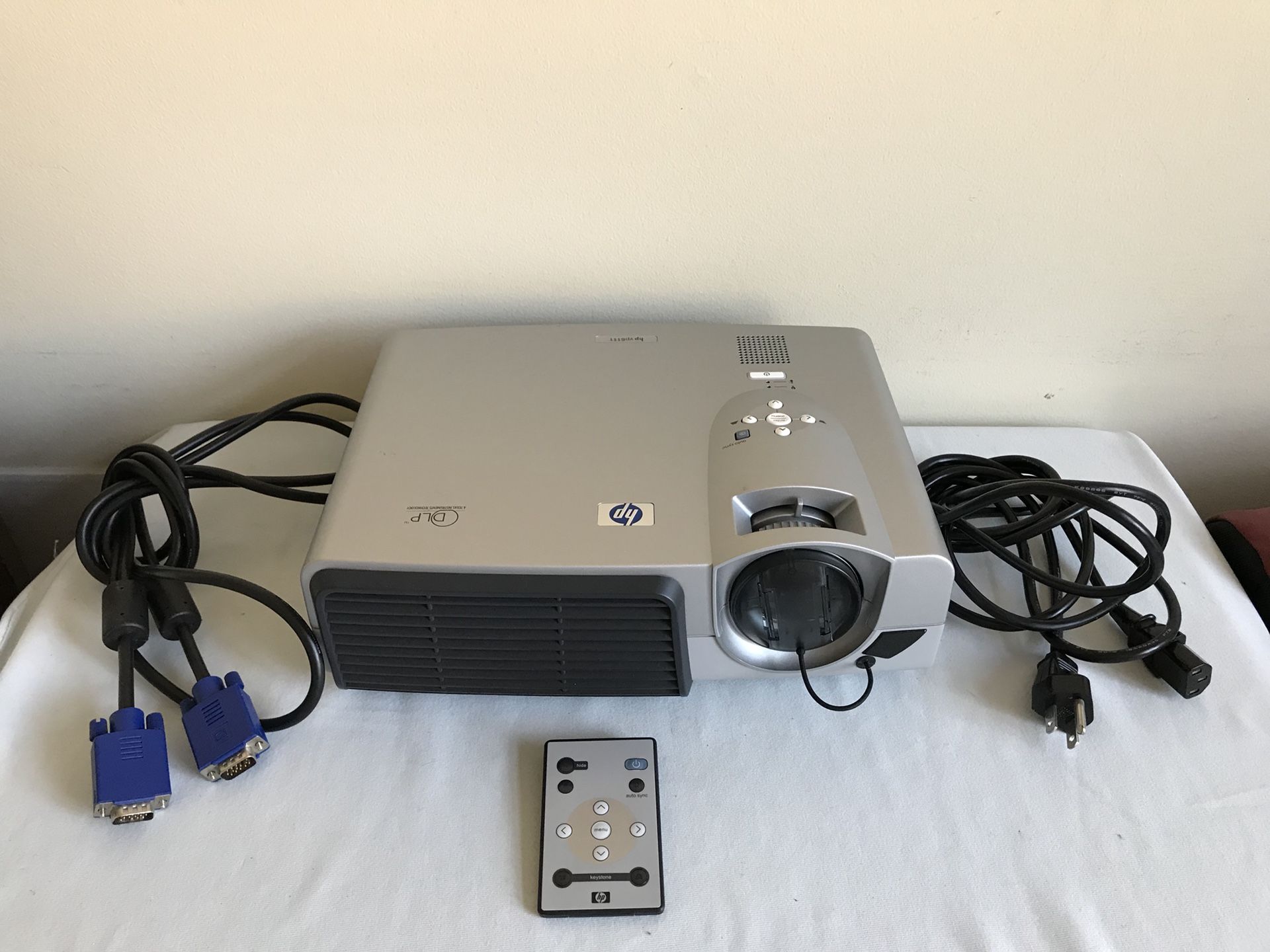 HP VP6111 Digital DLP Multimedia Projector (Lamp Hours: 00)