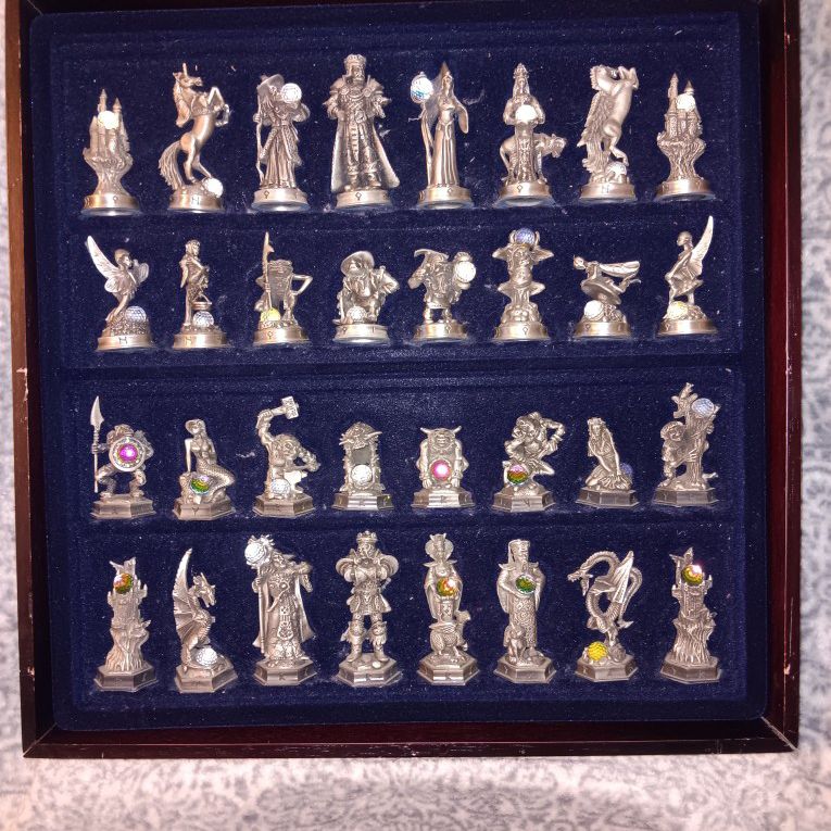 The Fantasy of The Crystal Chess Set 