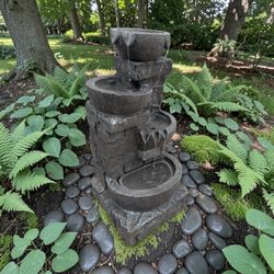 Outdoor Garden 4-Tier Cascading Rock Water Fountain Pond Feature with Brand New Pump. Excellent condition!  15x15x33in