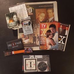 The X-Files Collector Bundle #2 – Trading Cards, Starter Deck, Magazines, Fan Club Items, Promo Pieces