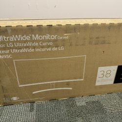 LG 38” UltraWide Curved Monitor With Thunderbolt 3. With BestBuy Protection