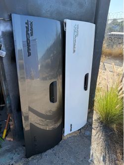 Toyota Tacoma Tailgate – Charcoal and White